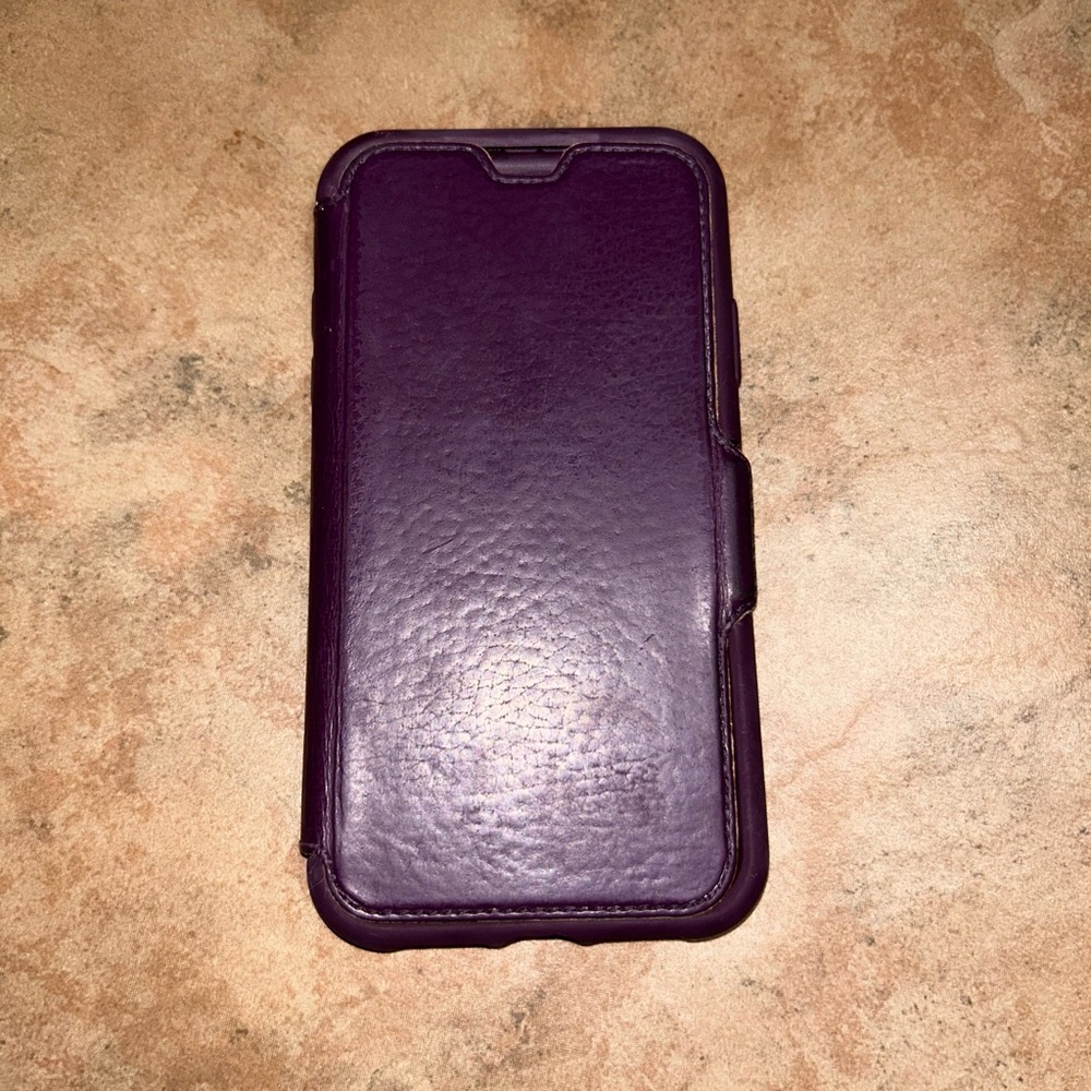 OTTERBOX I phone XR Phone case. Good condition. Color burgundy.